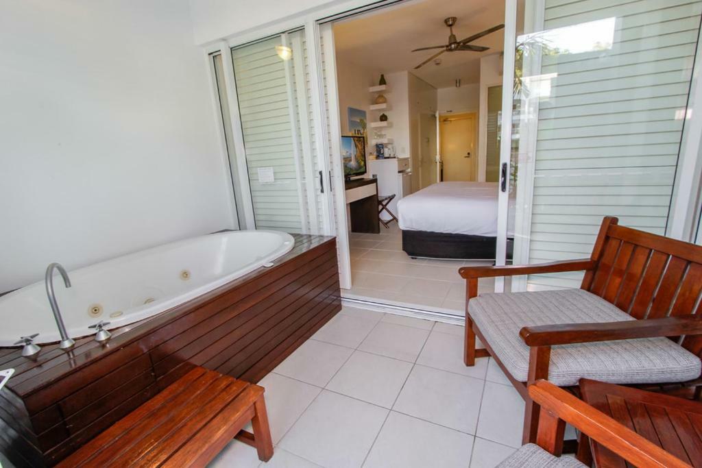 The Beach Club Premium Private Apartments Палм Коув Екстериор снимка
